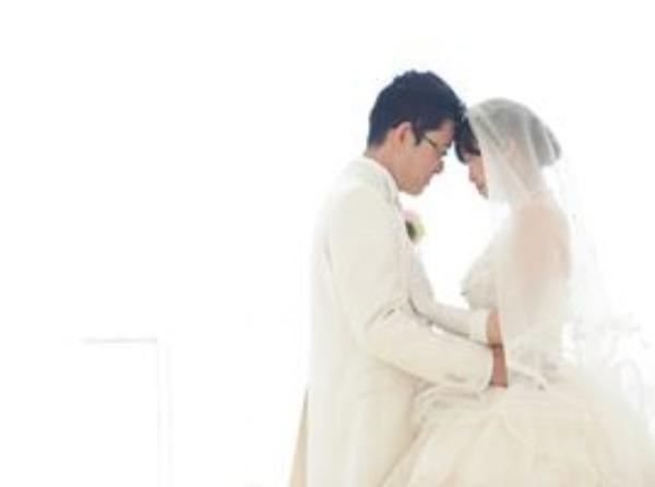 ゲストの笑顔あふれるご結婚式	
の挙式実例画像