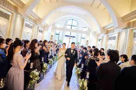 大好きな人たちに囲まれて 笑顔と感謝の結婚式の挙式画像