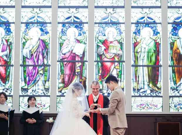 大切な人々と過ごす、笑顔あふれる結婚式の挙式実例画像