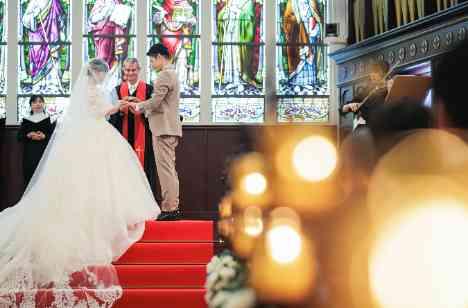 大切な人々と過ごす、笑顔あふれる結婚式の挙式画像
