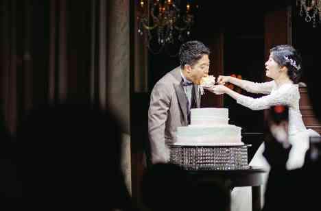大切な人々と過ごす、笑顔あふれる結婚式の披露宴画像