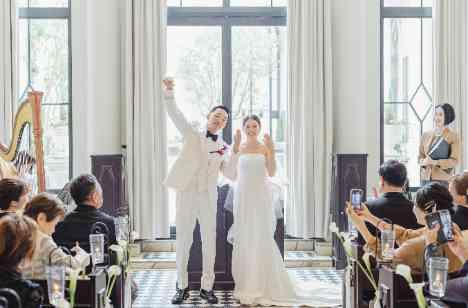 衣装と演出が素敵なスタイリッシュ結婚式の挙式画像