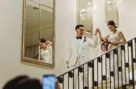 衣装と演出が素敵なスタイリッシュ結婚式の披露宴画像