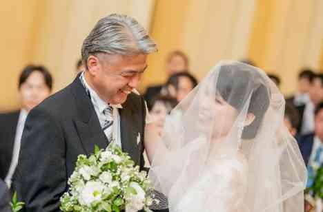 大事なゲストに囲まれて、感謝と笑顔の結婚式の挙式画像
