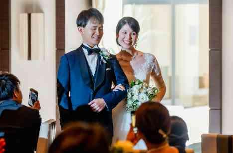 大事なゲストに囲まれて、感謝と笑顔の結婚式の披露宴画像