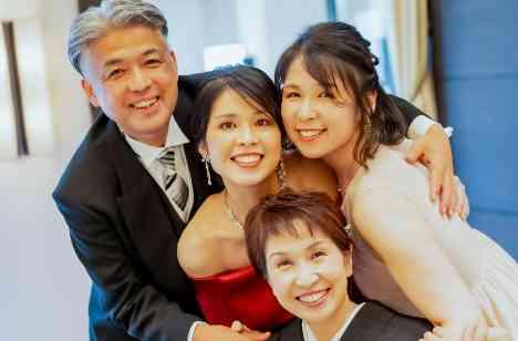 大事なゲストに囲まれて、感謝と笑顔の結婚式の演出画像