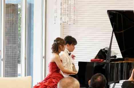 新郎新婦お二人で披露するピアノの生演奏♪の演出画像