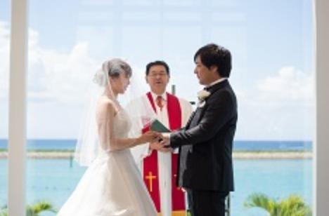 友達が繋いだ“わたしたちの沖縄挙式”の挙式画像