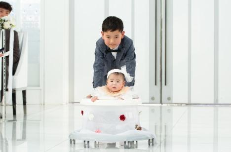 お子様と迎えるファミリーウエディングの挙式画像
