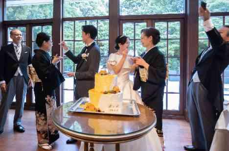 笑顔溢れるアットホームガーデンパーティの披露宴画像