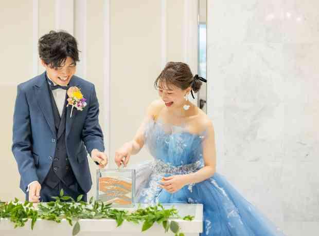 大人可愛く青色でまとめゲストと楽しむウエディングの挙式実例画像