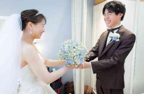 大人可愛く青色でまとめゲストと楽しむウエディングの準備・打ち合わせ画像