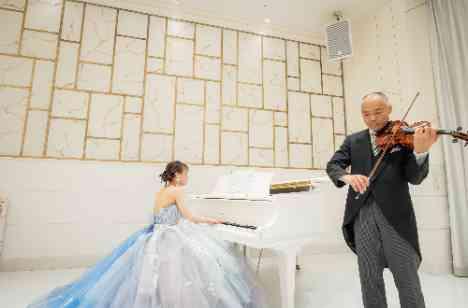 大人可愛く青色でまとめゲストと楽しむウエディングの演出画像