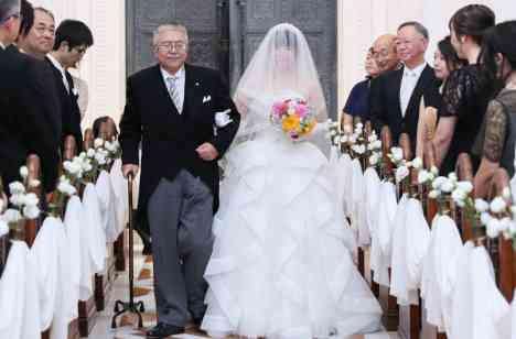 明るいお二人らしい結婚式の挙式画像