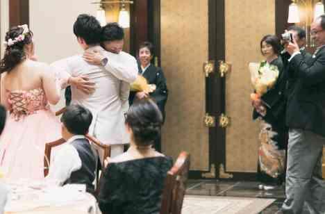 明るいお二人らしい結婚式の披露宴画像