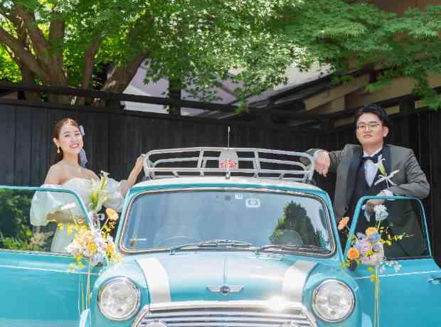 新郎新婦とゲストの皆様の笑顔溢れる一日の挙式実例画像