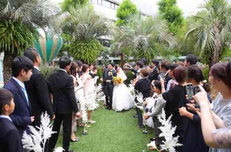 ガーデンウェディングでアットホームな結婚式の挙式画像