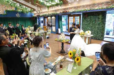ガーデンウェディングでアットホームな結婚式の披露宴画像