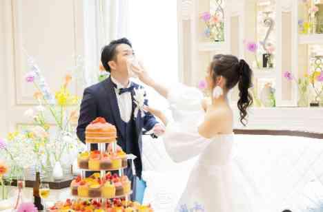 白×お花の鮮やかさを楽しむパーティーの披露宴画像