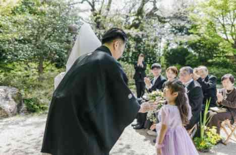 桜の下で行う結婚式。ゲストに心から感謝を。の挙式画像