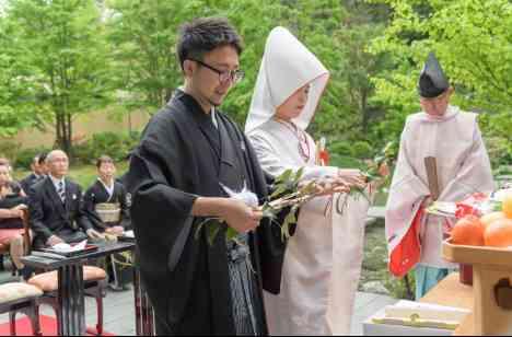 風薫る庭園での本格神前式の挙式画像