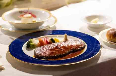 特別なホテルで、美味しいお料理と美景が彩る結婚式の演出画像