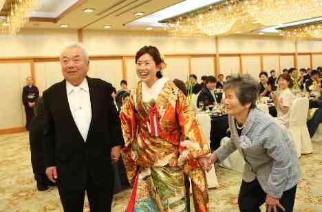 厳粛な神前式、美しい庭園を眺めなアットホームにの演出画像
