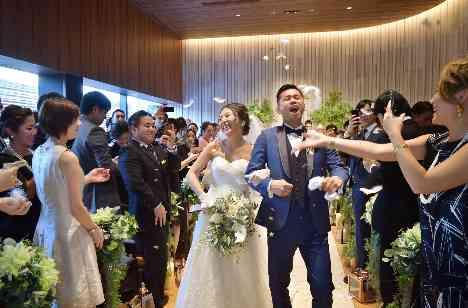 オシャレでアットホームな結婚式の挙式画像