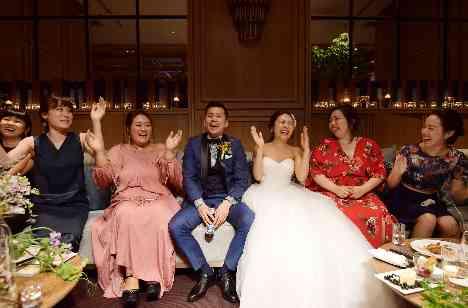 オシャレでアットホームな結婚式の披露宴画像