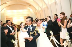 サングラスで叶えるパパママの結婚式の挙式画像