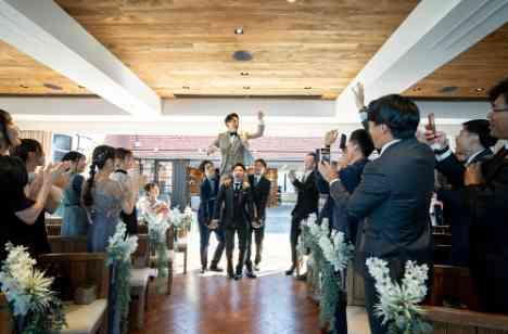 涙と笑いのおふたりらしさ全開の結婚式の挙式画像