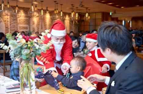 自然と笑顔がこぼれる、楽しいクリスマスパーティの披露宴画像