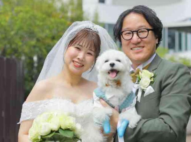 これぞペット婚♡3人が主役の笑顔と自然あふれるWDの挙式実例画像