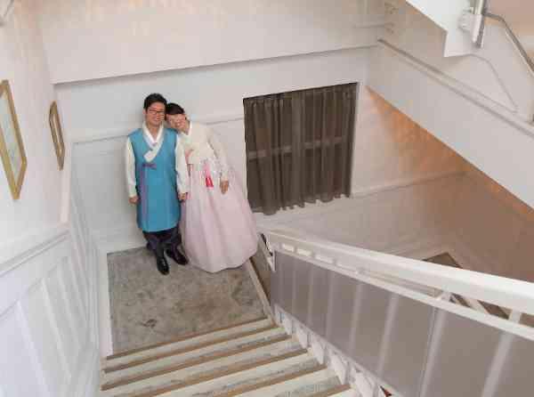 グローバルでアットホームな結婚式の挙式実例画像