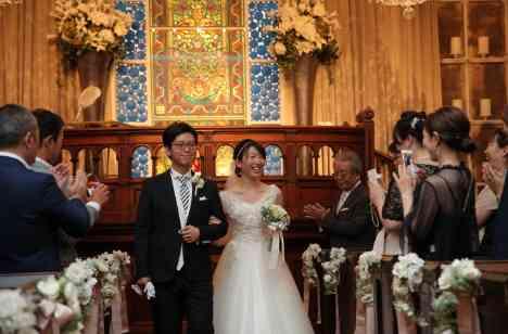 グローバルでアットホームな結婚式の挙式画像