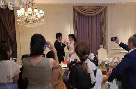 グローバルでアットホームな結婚式の演出画像