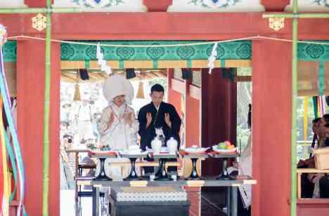 友人・家族への感謝を伝える国際色豊かなウエディングの挙式画像