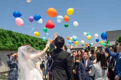 友人、親族へ 感謝を込めた壮大な『飲み会』の挙式画像