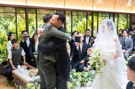 笑顔と涙があふれる心温まる最高の結婚式の挙式画像