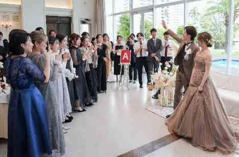 沢山の笑顔に囲まれたアットホームな同窓会の演出画像