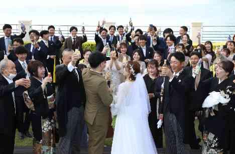 ゲストとワイワイ盛り上がり楽しむ結婚式の演出画像