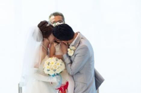 新婦大好きな海を前に家族挙式の挙式画像