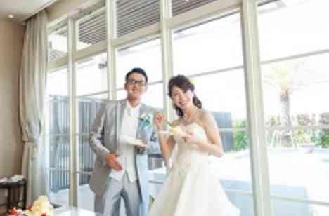 新婦大好きな海を前に家族挙式の披露宴画像