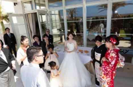 新婦大好きな海を前に家族挙式の演出画像