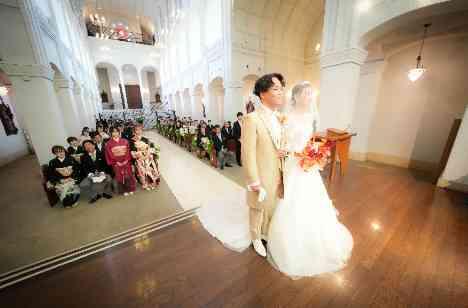ゲストと楽しむ二人らしさ全開の結婚式の挙式画像