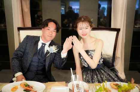 ゲストと楽しむ二人らしさ全開の結婚式の披露宴画像