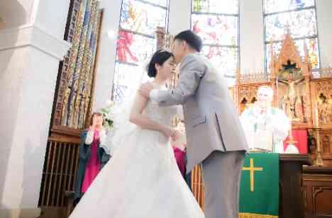 大切な家族とご友人と、絆が深まる結婚式の挙式画像