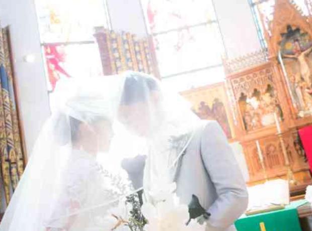 テーマは車！お二人の大好き全開の結婚式の挙式実例画像