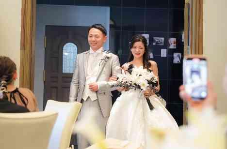 テーマは車!お二人の大好き全開の結婚式の披露宴画像