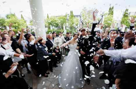 お二人と大好きなゲストのみんなが近い結婚式の挙式画像